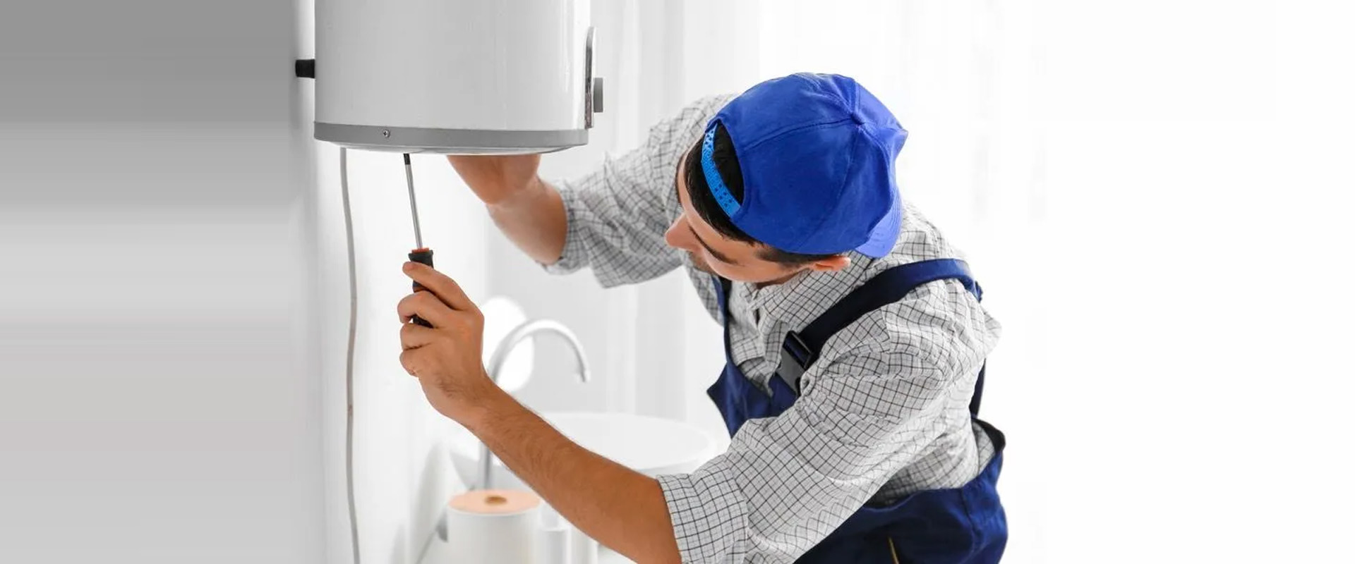 persona arreglando termotanque